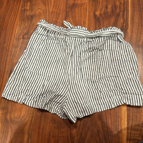 BCBG Black & White Striped Linen Shorts Size Small - Picture 2 of 6